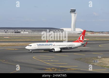 ISTANBUL, TÜRKEI - 05. OKTOBER 2021: Turkish Airlines Boeing 737-9F2ER (CN 40978) landet auf dem Internationalen Flughafen Istanbul. Stockfoto