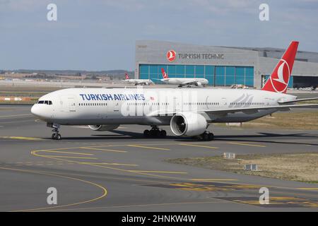 ISTANBUL, TÜRKEI - 05. OKTOBER 2021: Turkish Airlines Boeing 777-3F2ER (CN 40791) landet auf dem Internationalen Flughafen Istanbul. Stockfoto