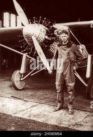 Charles A. Lindbergh (1902-1974) wird kurz nach seiner Ankunft in New York am Roosevelt Field auf Long Island neben seinem Flugzeug Spirit of St. Louis gezeigt, um sich auf seinen historischen ersten Nonstop-Nonstop-Transatlantikflug nach Paris am 20. Mai 1927 vorzubereiten. Stockfoto