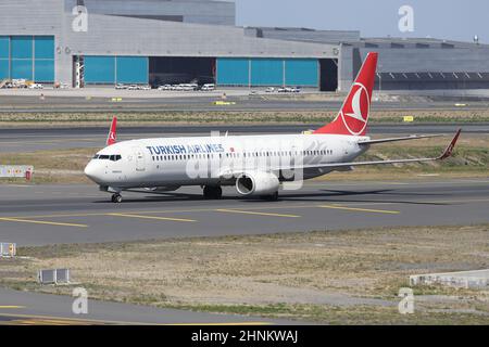 ISTANBUL, TÜRKEI - 05. OKTOBER 2021: Turkish Airlines Boeing 737-9F2ER (CN 40986) landet auf dem Internationalen Flughafen Istanbul. Stockfoto