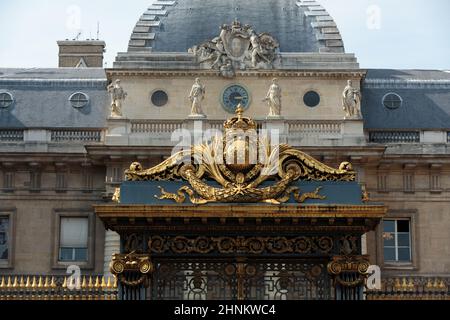 Tor mit goldenen Verzierungen, Eingang zum Palais de Justice in Paris, Frankreich Stockfoto