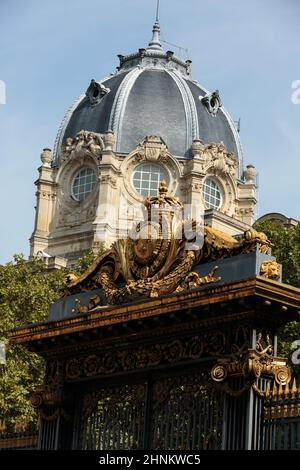 Tor mit goldenen Verzierungen, Eingang zum Palais de Justice in Paris, Frankreich Stockfoto