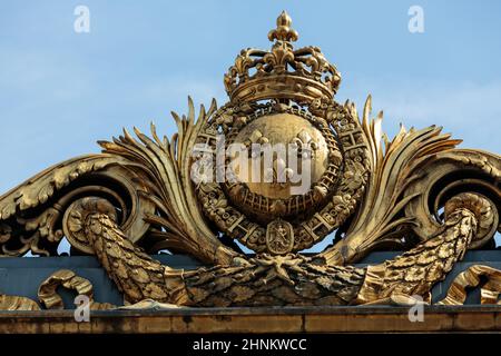 Tor mit goldenen Verzierungen, Eingang zum Palais de Justice in Paris, Frankreich Stockfoto