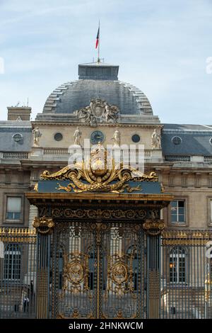 Tor mit goldenen Verzierungen, Eingang zum Palais de Justice in Paris, Frankreich Stockfoto