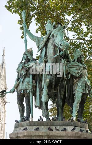 Paris - Bronze Statue von König Charlemagnenear Notre Dame Stockfoto