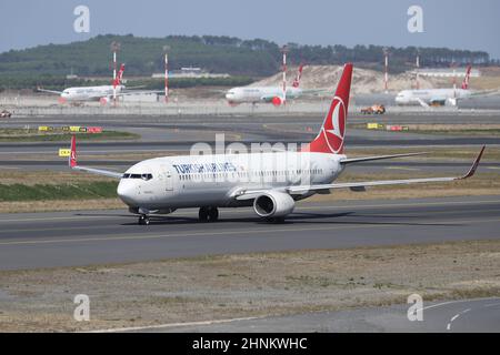 ISTANBUL, TÜRKEI - 05. OKTOBER 2021: Turkish Airlines Boeing 737-9F2ER (CN 40979) landet auf dem Internationalen Flughafen Istanbul. Stockfoto