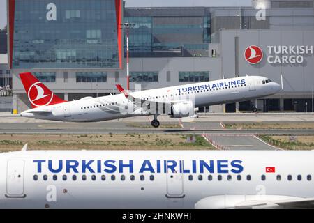 ISTANBUL, TÜRKEI - 05. OKTOBER 2021: Turkish Airlines nimmt den Airbus A321-271NX (CN 10346) vom internationalen Flughafen Istanbul auf. Stockfoto