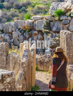 Frauenrückansicht, Stadt Micenas, Griechenland Stockfoto