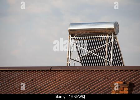 Solarwarmwasserbereiter auf dem Dach Stockfoto
