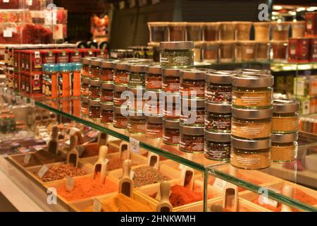 Verschiedene Gewürze auf dem La Boqueria Markt in Barcelona Spanien. Stockfoto