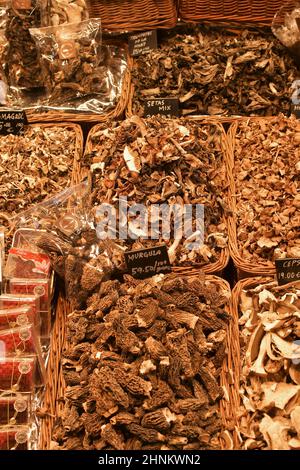 Vielfalt an getrockneten Pilzen auf dem La Boqueria Markt in Barcelona, Spanien. Stockfoto