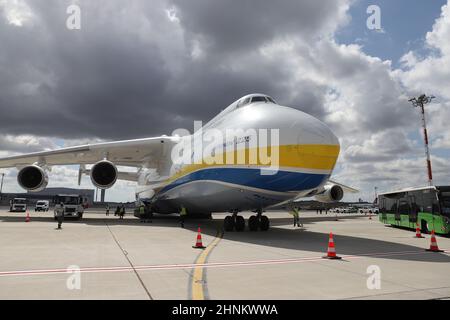 ISTANBUL, TÜRKEI - 05. OKTOBER 2021: Antonov Airlines Antonov an-225 Mriya auf dem Internationalen Flughafen Istanbul. Stockfoto