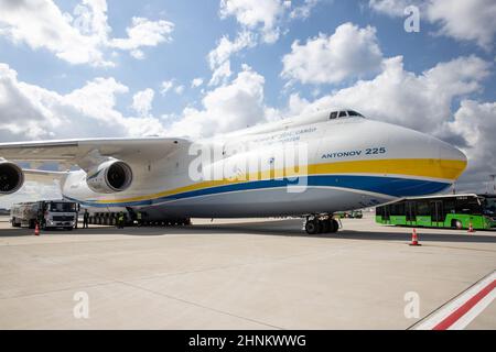 ISTANBUL, TÜRKEI - 05. OKTOBER 2021: Antonov Airlines Antonov an-225 Mriya auf dem Internationalen Flughafen Istanbul. Stockfoto