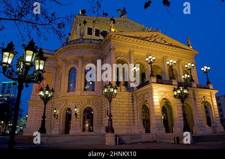 Die Alte Oper in Frankfurt am Main am Abend bei künstlicher Beleuchtung Stockfoto