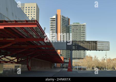 AC Hotel Barcelona Forum Moderne Struktur mit dem Princess Hotel Wolkenkratzer im Hintergrund im Stadtteil Sant Marti von Barcelona, Spanien. Stockfoto
