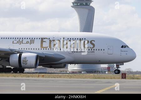 ISTANBUL, TÜRKEI - 05. OKTOBER 2021: Emirates Airbus A380-842 (CN 269) landet auf dem Internationalen Flughafen Istanbul. Stockfoto