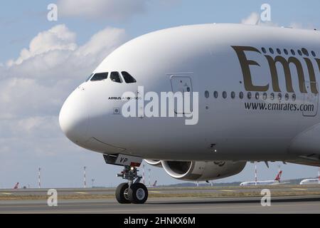 ISTANBUL, TÜRKEI - 05. OKTOBER 2021: Emirates Airbus A380-842 (CN 269) landet auf dem Internationalen Flughafen Istanbul. Stockfoto