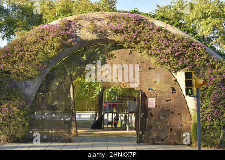 Florales Eisentor, Eingang zum Poblenou Central Park im Sant Marti Bezirk von Barcelona, Spanien. Stockfoto