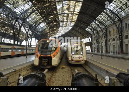 Estació de França - Bahnhofsgebäude mit Zügen und Bahnsteigen in Barcelona Katalonien Spanien. Stockfoto