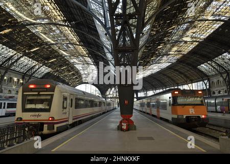 Estació de França - Bahnhofsgebäude mit Zügen und Bahnsteigen in Barcelona Katalonien Spanien. Stockfoto