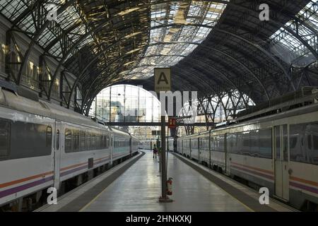 Estació de França - Bahnhofsgebäude mit Zügen und Bahnsteigen, Barcelona Katalonien Spanien. Stockfoto