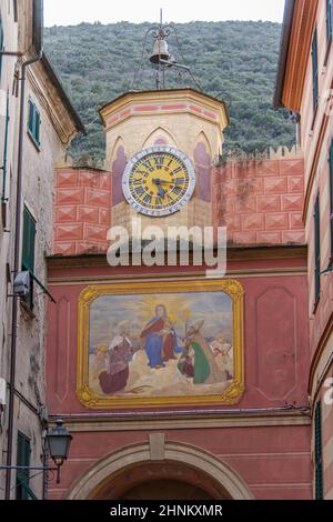 Alte Tor des Dorfes von Finalborgo in der Italienischen Riviera Stockfoto