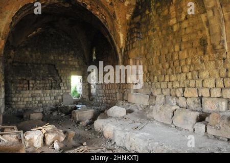 Die Ruinen der Haupthalle der Kreuzritterfestung Schloss Neuf - Metsurat Hunin befindet sich am Eingang zum israelischen Margaliot Dorf im Obergalilea im Norden Israels Stockfoto