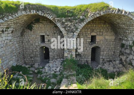 Die Ruinen der Kreuzritterfestung Schloss Neuf - Metsurat Hunin befinden sich am Eingang zum israelischen Dorf Margaliot im Obergalilea im Norden Israels Stockfoto