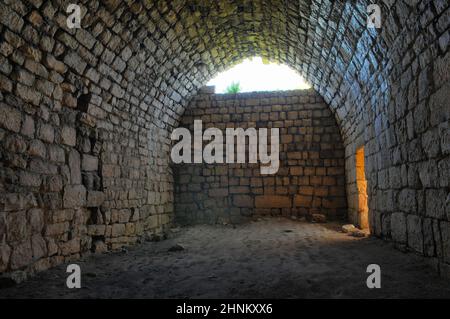 Die Ruinen der Haupthalle der Kreuzritterfestung Schloss Neuf - Metsurat Hunin befindet sich am Eingang zum israelischen Margaliot Dorf im Obergalilea im Norden Israels Stockfoto