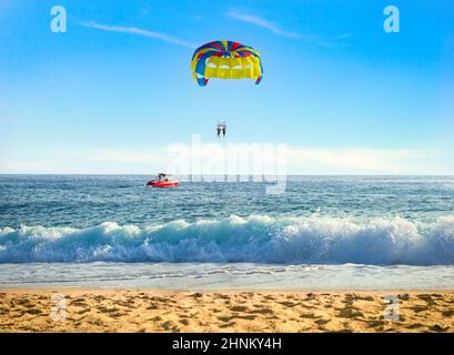 Parasailing über Meer Stockfoto