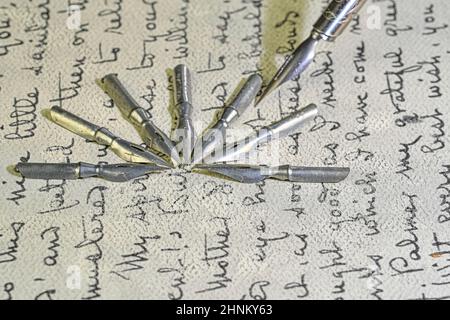 Nahaufnahme von Metallspitzen auf Vintage-Handschrift. Ein alter handgeschriebener Brief. Alte Geschichte. Retro-Style Stockfoto