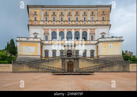 Die Villa Farnese, auch bekannt als Villa Caprarola, ein fünfeckiges Herrenhaus in der Stadt Caprarola in der Provinz Viterbo, Nord-Latium, Italien Stockfoto