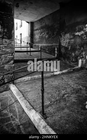 Alte Treppe mit schmiedeeisernem Geländer Stockfoto