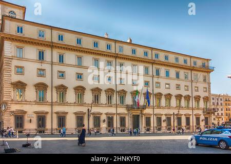 Fassade des Palazzo Chigi, eines ikonischen Gebäudes im Zentrum von Rom, Italien Stockfoto