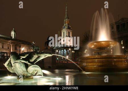 Saint Martin-in-the-Fields Kirche und Brunnen am Trafalgar Square London bei Nacht Stockfoto