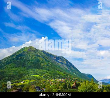 Die Dorfstadt Lom in Norwegen. Berg- und Landschaftspanorama. Stockfoto