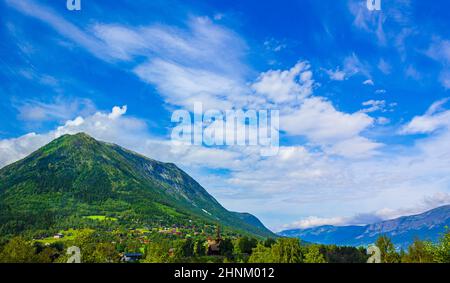 Die Dorfstadt Lom in Norwegen. Berg- und Landschaftspanorama. Stockfoto