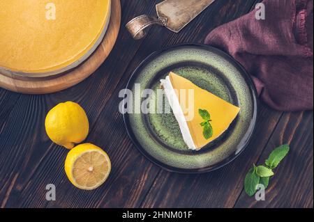 Stück Gin und Tonic Lemon Cheesecake auf rustikalem Hintergrund Stockfoto