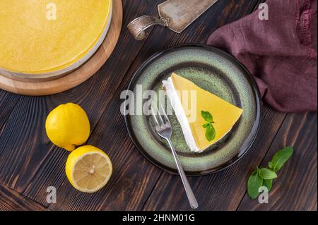 Stück Gin und Tonic Lemon Cheesecake auf rustikalem Hintergrund Stockfoto