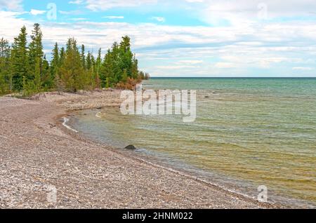 Sheltered Cove auf einer abgelegen Halbinsel am Lake Huron im Thompson's Harbour State Park in Michigan Stockfoto