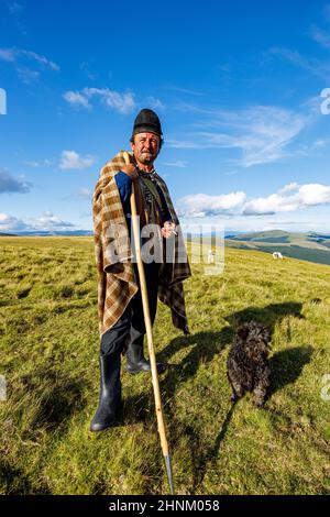 Rumänischer Hirte in den karpaten Stockfoto