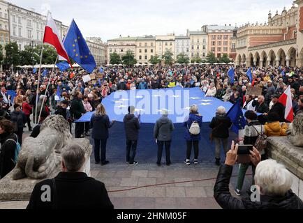 Krakau Polen - Wir bleiben die Regierung verlässt! Die Menschen protestieren gegen das Urteil des Verfassungsgerichts. Stockfoto