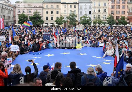 Krakau Polen - Wir bleiben die Regierung verlässt! Die Menschen protestieren gegen das Urteil des Verfassungsgerichts. Stockfoto