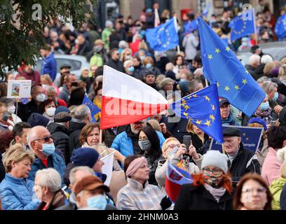 Krakau Polen - Wir bleiben die Regierung verlässt! Die Menschen protestieren gegen das Urteil des Verfassungsgerichts. Stockfoto