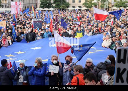 Krakau Polen - Wir bleiben die Regierung verlässt! Die Menschen protestieren gegen das Urteil des Verfassungsgerichts. Stockfoto