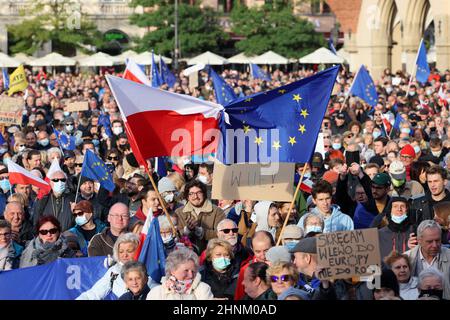 Krakau Polen - Wir bleiben die Regierung verlässt! Die Menschen protestieren gegen das Urteil des Verfassungsgerichts. Stockfoto