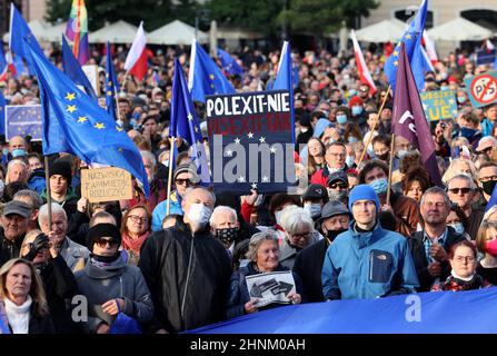 Krakau Polen - Wir bleiben die Regierung verlässt! Die Menschen protestieren gegen das Urteil des Verfassungsgerichts. Stockfoto