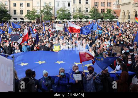 Krakau Polen - Wir bleiben die Regierung verlässt! Die Menschen protestieren gegen das Urteil des Verfassungsgerichts. Stockfoto