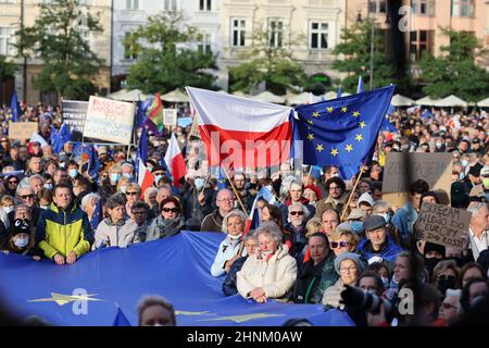 Krakau Polen - Wir bleiben die Regierung verlässt! Die Menschen protestieren gegen das Urteil des Verfassungsgerichts. Stockfoto