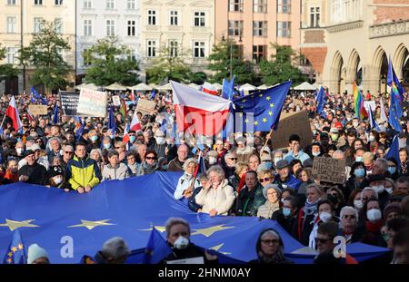 Krakau Polen - Wir bleiben die Regierung verlässt! Die Menschen protestieren gegen das Urteil des Verfassungsgerichts. Stockfoto